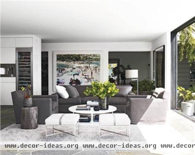 Airy Contemporary Living Room by Trip Haenisch