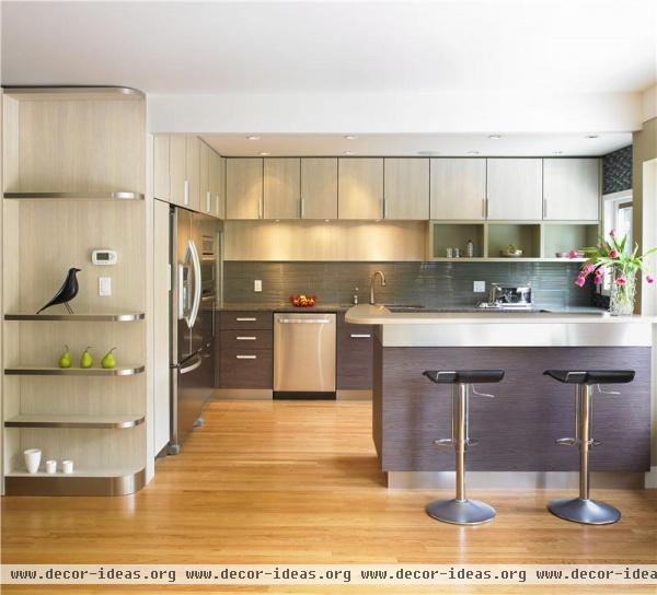 Sunny Contemporary Kitchen by Ines Hanl