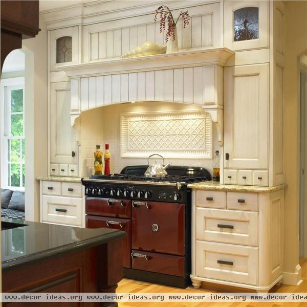 Classic Traditional Kitchen by Ines Hanl