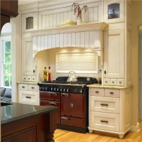 Classic Traditional Kitchen by Ines Hanl