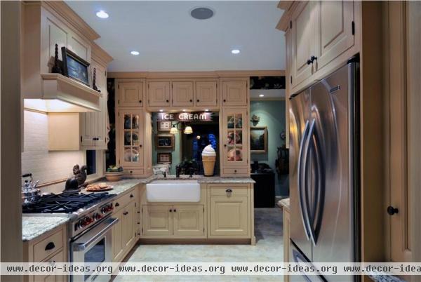 Casual Traditional Kitchen by Taine D'Agostino, CKD, ASID, NCIDQ of Kitchen Designs by Ken Kelly