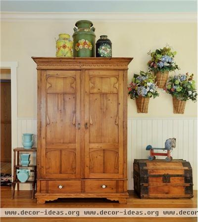 Homey Country/Rustic Hallway by Claudia Juestel