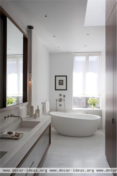 Sunny Contemporary Bathroom by David Howell