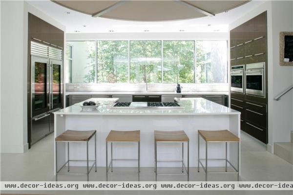 Light Contemporary Kitchen by Betty  Wasserman