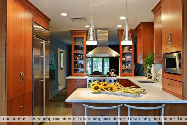 Cozy Transitional Kitchen by Evelyn Benatar