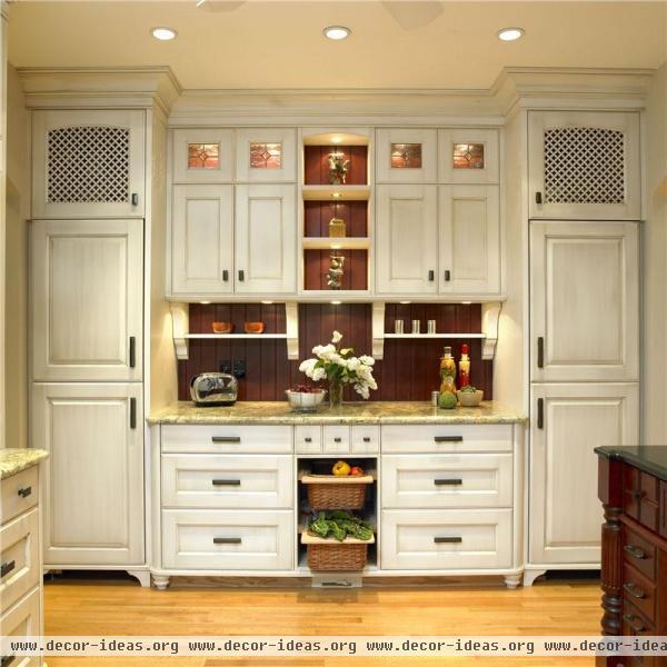 Classic Traditional Kitchen by Ines Hanl