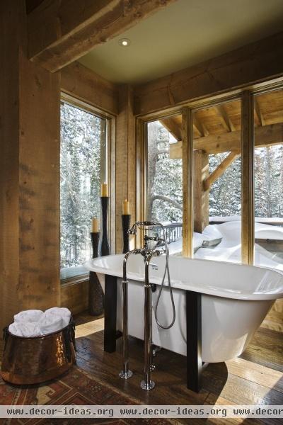 Light Country/Rustic Bathroom by Jerry Locati