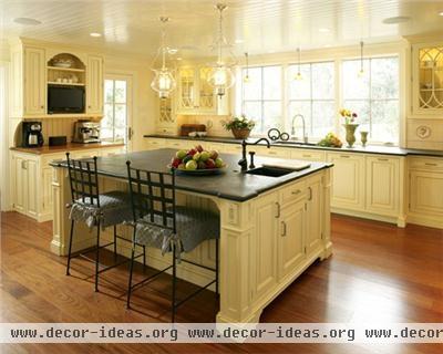 Homey Transitional Kitchen by Peter Archer, AIA