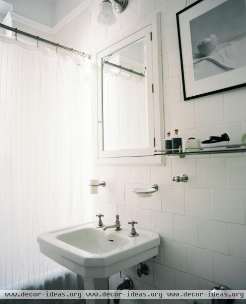 Minimalist Traditional Bathroom