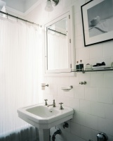 Minimalist Traditional Bathroom