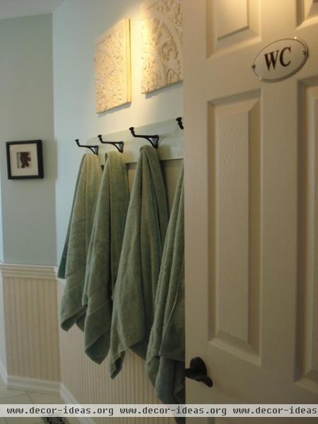 Beachy cottage style bathroom - traditional - bathroom - toronto