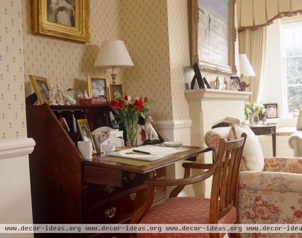 Country Traditional Living Room