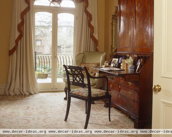 Traditional Living Room