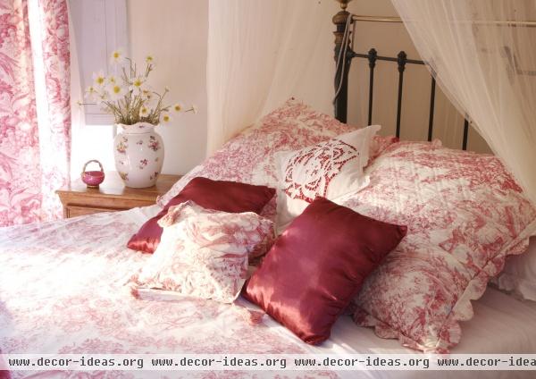 Country Traditional Bedroom