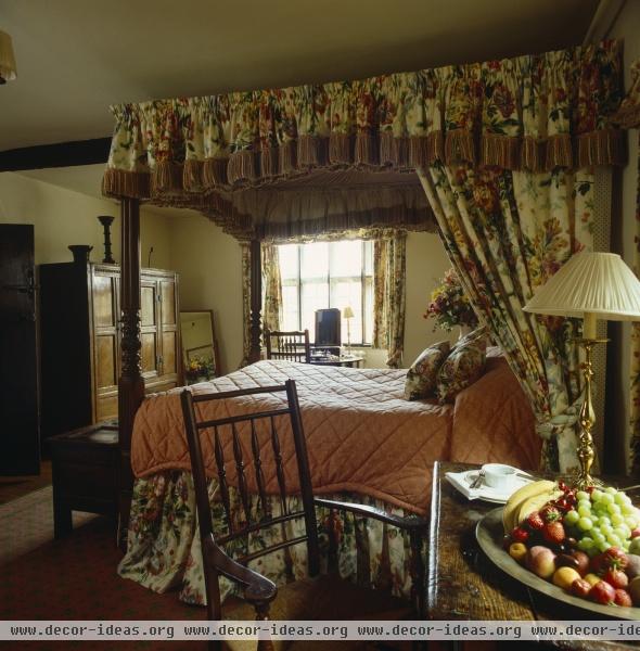 Country Traditional Bedroom