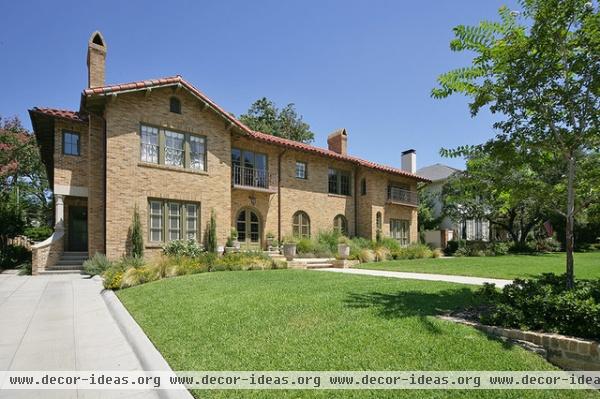 traditional exterior by Domiteaux + Baggett Architects, PLLC