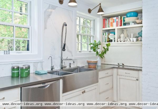 traditional kitchen by Rebekah Zaveloff | KitchenLab