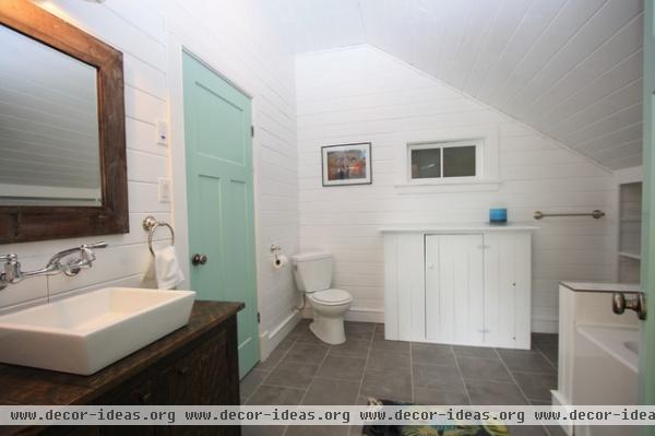 The Lakehouse - traditional - bathroom - montreal