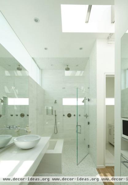 GRIFFIN ENRIGHT ARCHITECTS: Santa Monica Canyon Residence - modern - bathroom - los angeles