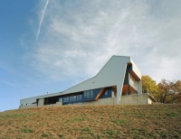 Houzz Tour: A Hillside Home Commands Attention and Views