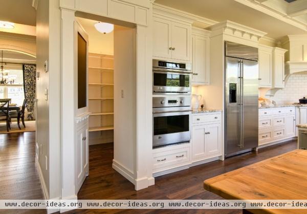 traditional kitchen by Farinelli Construction Inc