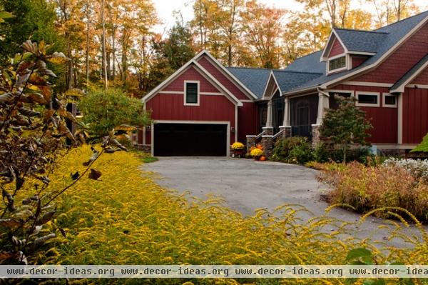 traditional landscape by Blue Ridge Landscaping