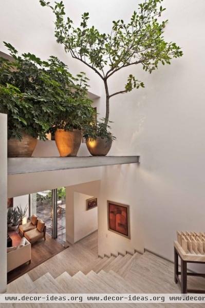 modern staircase by Lopez Duplan Arquitectos