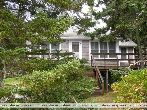 traditional exterior Maine Cottage on the Point