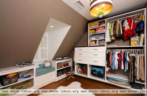 contemporary closet by Harry Braswell Inc.