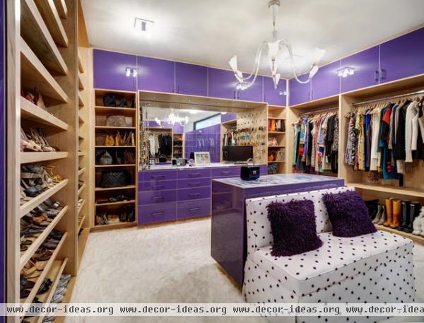 contemporary closet by Cablik Enterprises