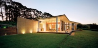 Houzz Tour: Rammed Earth and Vineyard Views Stun Down Under