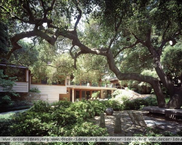 contemporary exterior by Ron Yeo, FAIA Architect