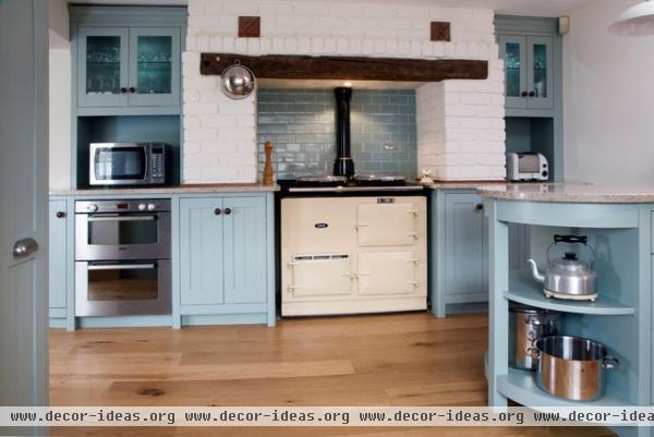 traditional kitchen by Pearce & Co. Woodsmiths