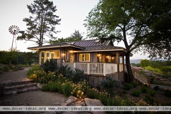 farmhouse exterior by CahillStudio Sonoma