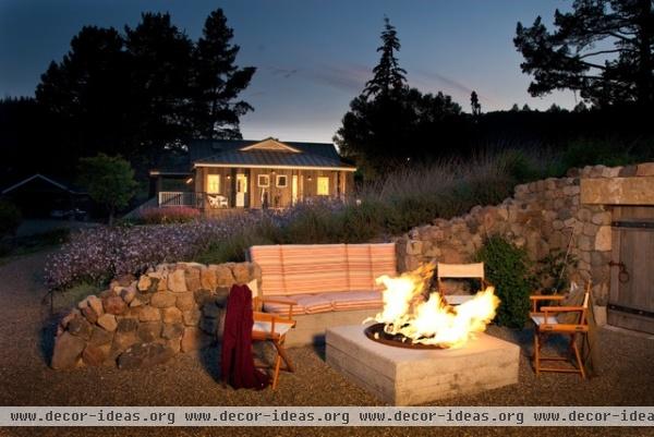 farmhouse patio by CahillStudio Sonoma