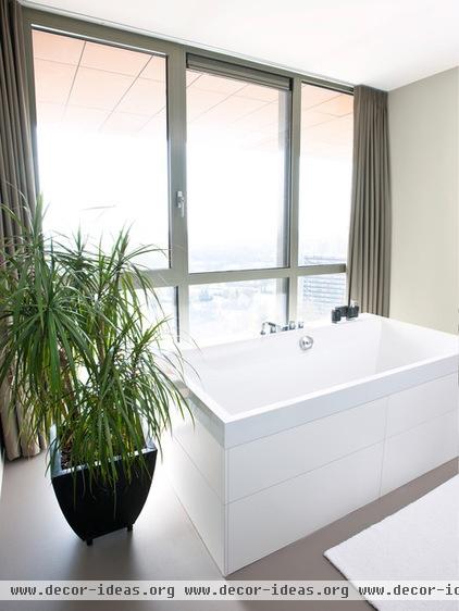 modern bathroom by HUISSTYLING