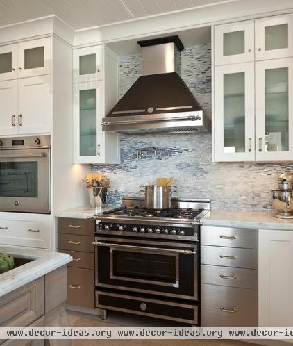 transitional kitchen by Sinclair Associates Architects