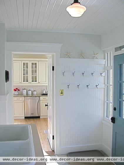 traditional laundry room by HARDROCK CONSTRUCTION