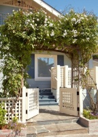 7 Great Structures for an Attractive Front Yard