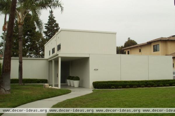 midcentury exterior by Steven Corley Randel, Architect