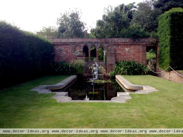 Restoration House, Rochester, England Formal pond