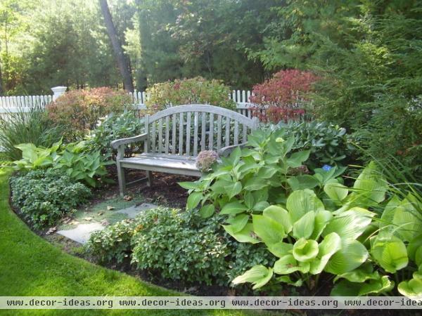 traditional landscape by NatureWorks Landscape Services, Inc.