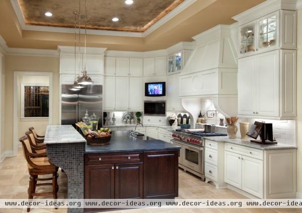 mediterranean kitchen by Romanelli & Hughes Custom Home Builders