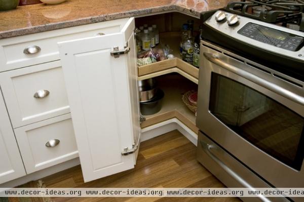 traditional kitchen by Divine Kitchens LLC