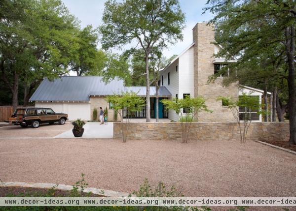 farmhouse exterior by Tim Cuppett Architects