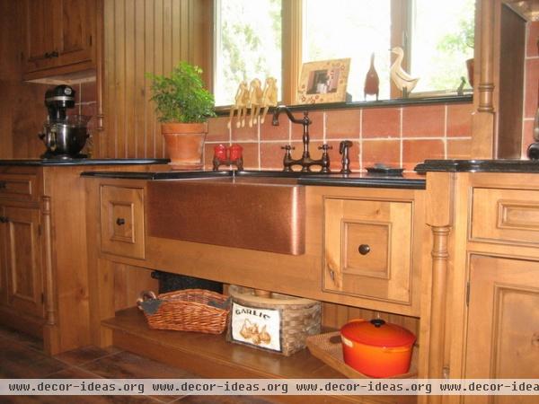 traditional kitchen by Toni Sabatino