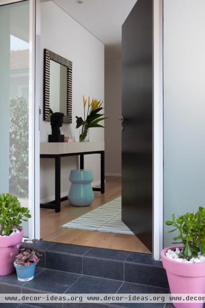 modern entry by Horton & Co. Designers