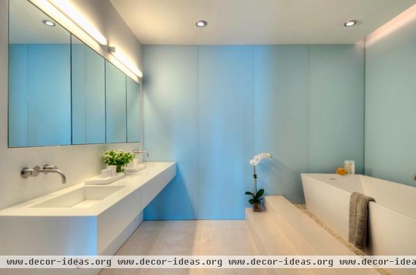 modern bathroom by West Chin Architects & Interior Designers