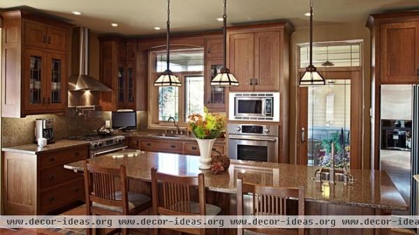 traditional kitchen by Harvest House Craftsmen