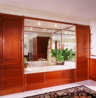 Woodipedia: Mahogany Furnishes a Rich Look